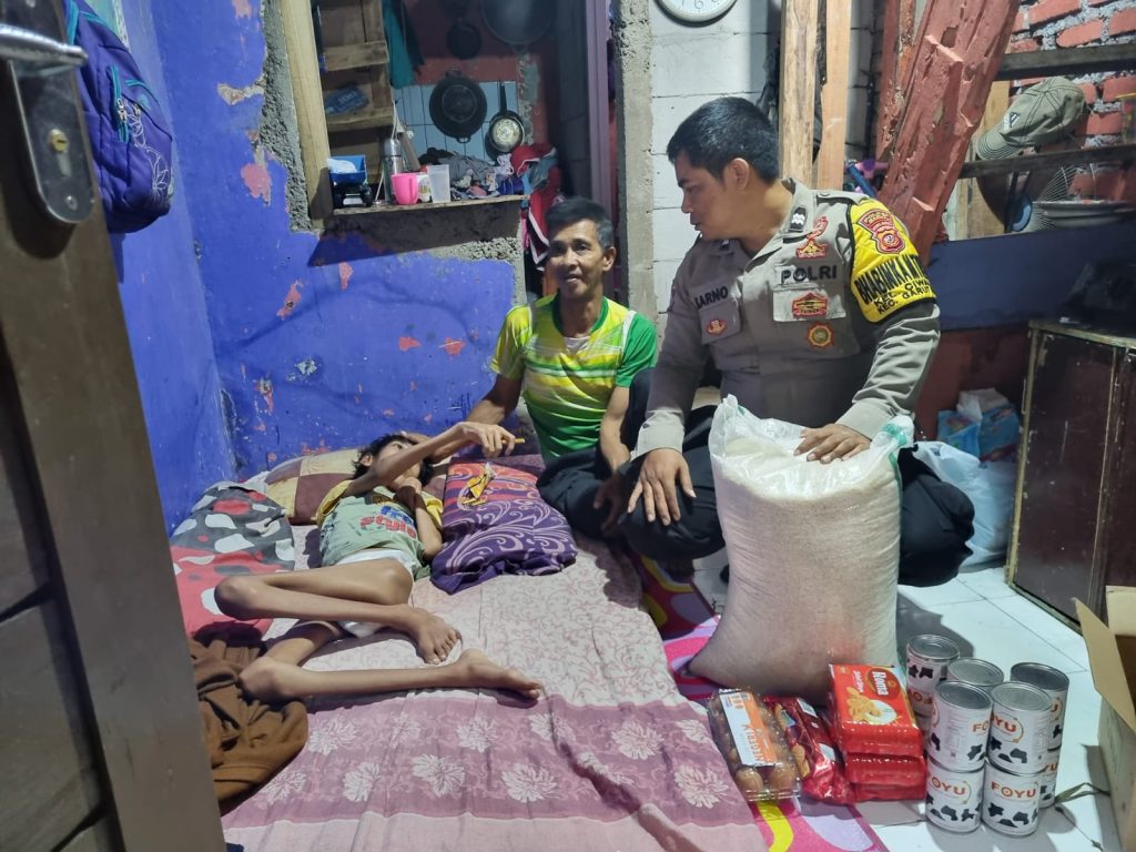 Sambang Bhabinkamtibmas di Kelurahan Ciwalen, Berikan Bantuan Kepada Keluarga Yang Sakit Menahun