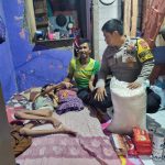 Sambang Bhabinkamtibmas di Kelurahan Ciwalen, Berikan Bantuan Kepada Keluarga Yang Sakit Menahun