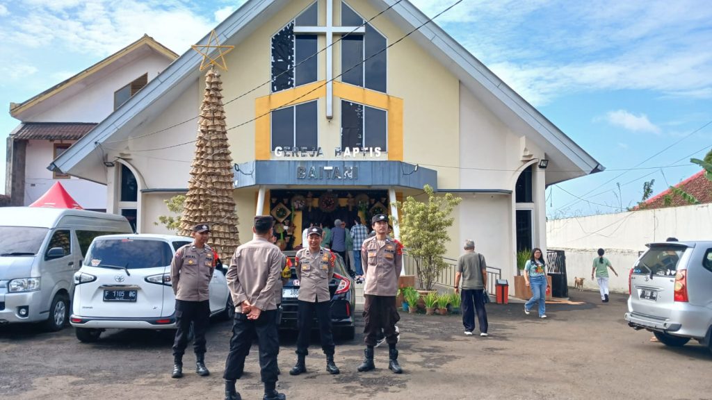 Menjelang Nataru 2025, Personil Polsek Sukalarang Tingkatkan Pengamanan Ibadah Rutin di Gereja