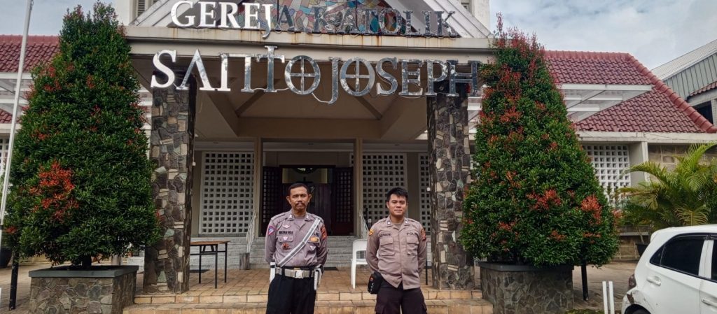 Polsek Cikole Laksanakan Pengamanan di Gereja Santo Joseph