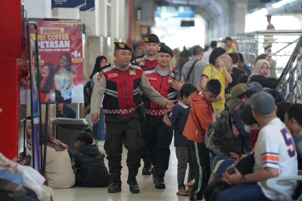 Personel Polda Jabar Patroli ke Tempat Wisata Sambut Nataru 2025