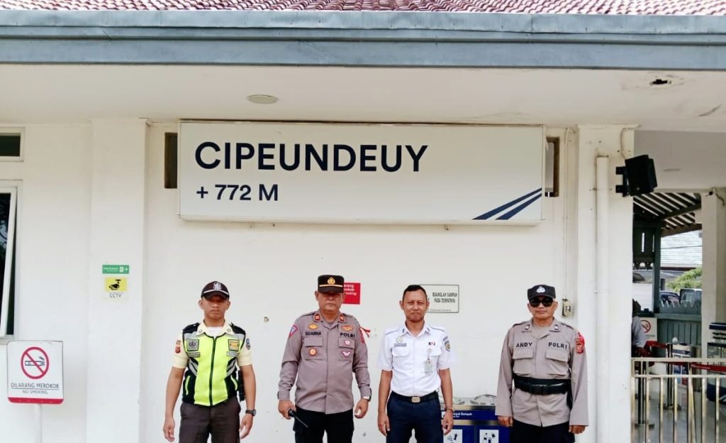 Pengamanan Nataru di Stasiun Cipeundeuy, Polsek Malangbong Pastikan Keamanan dan Kenyamanan Penumpang