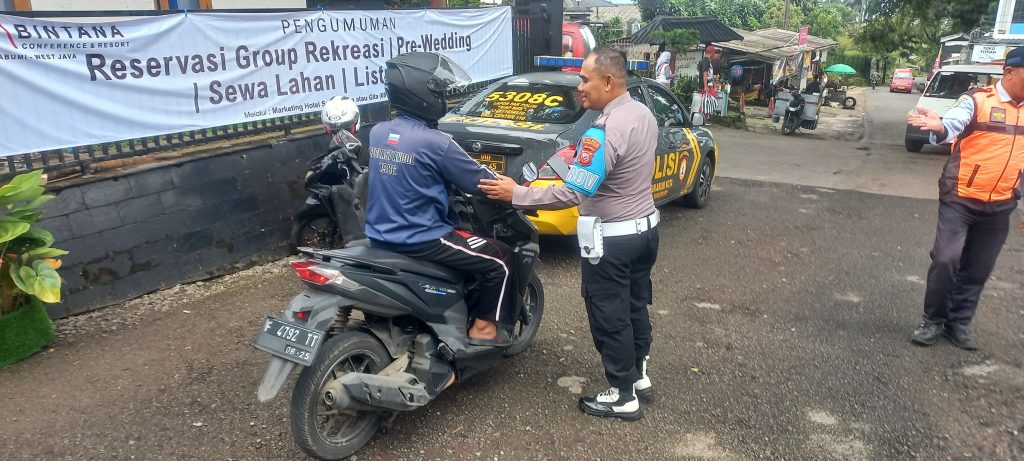 Polsek Sukabumi memberikan himbauan Jauh-Dekat harus menggunakan Helm