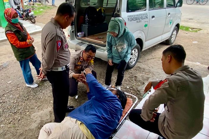 Kapolsek Cileunyi dan Tim Kesehatan Bantu Pemudik yang Kelelahan di Cileunyi