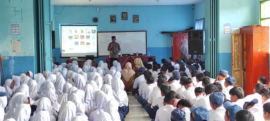 Dai Kamtibmas Polres Garut Laksanakan Pembinaan dan Penyuluhan di SMPN 2 Samarang