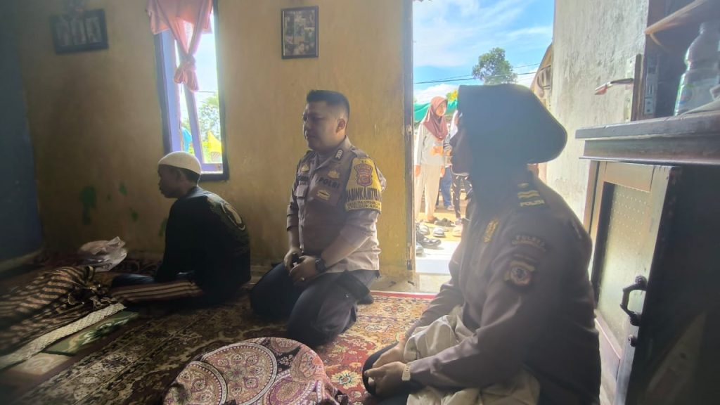 Bhabinkamtibmas Desa Pasirhalang Polsek Sukaraja Melayat Ke Rumah Salah Satu Warga Yang Meninggal Dunia