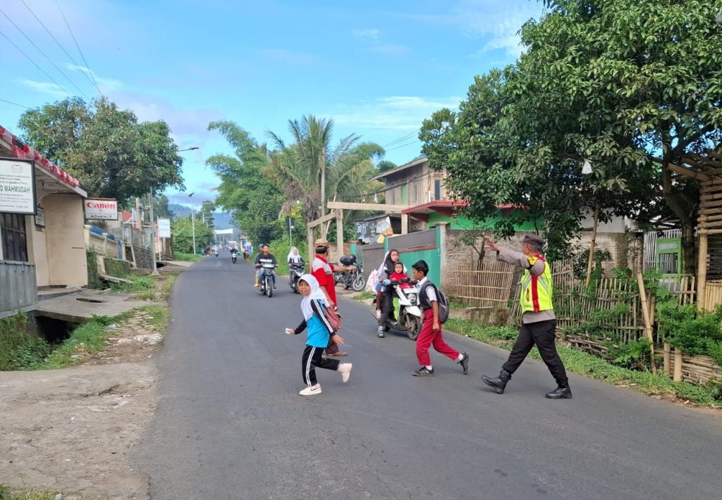 Berikan Rasa Aman, Polsek Pasirwangi Gatur Lalin Pagi