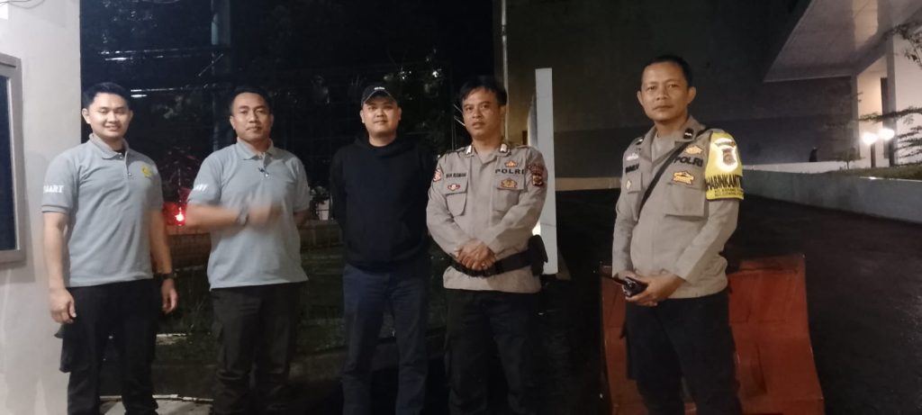 Polsek Gunungpuyuh Patroli Sambang Satpam Rumah Sakit, Sampaikan Pesan Kamtibmas