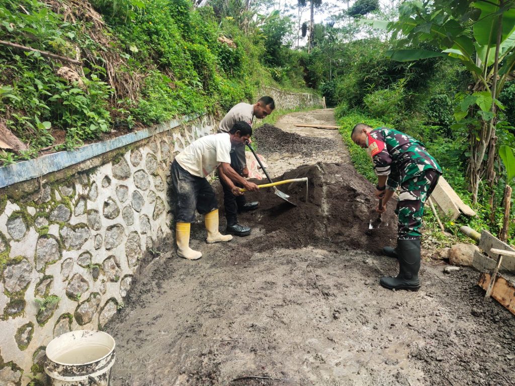 Sinergitas TNI-Polri Gelar Kerja Bakti Pengecoran di Banjarwangi