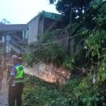 Polisi Evakuasi Tanah Longsor Tutup Akses Jalan di Limbangan