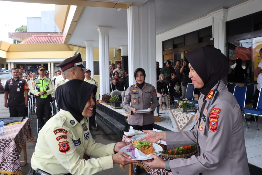 Meriahkan HUT Satpam ke-44, Satpam di Kota Sukabumi Potong Tumpeng