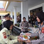 Meriahkan HUT Satpam ke-44, Satpam di Kota Sukabumi Potong Tumpeng