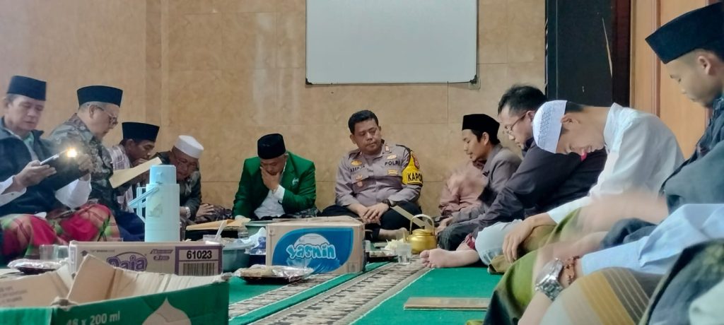 Tingkatkan Keimanan Kapolsek Sukalarang Ikuti Pengajian Rutin