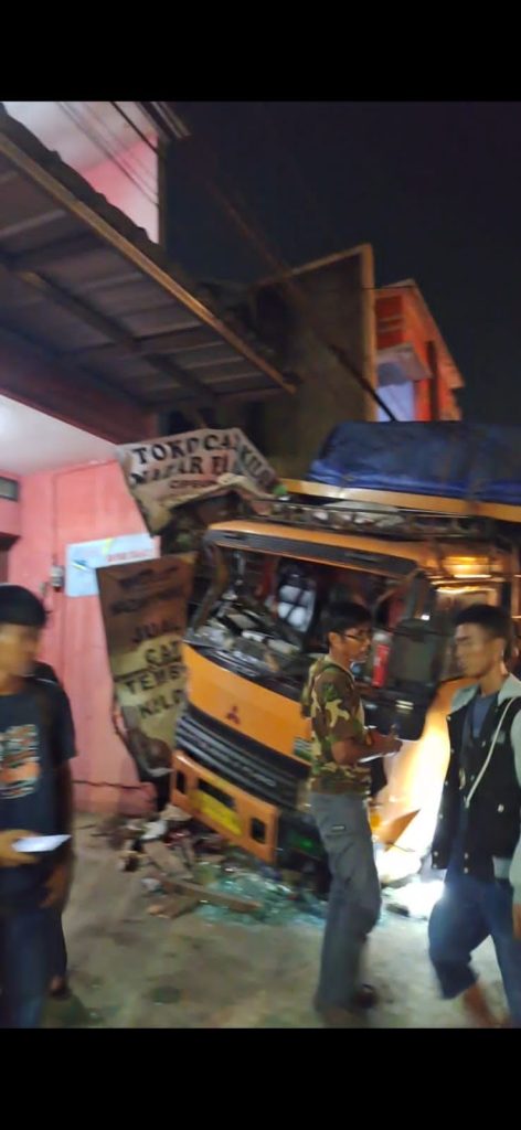 Kecelakaan Tunggal Sebuah Truck Menabrak Rumah Warga