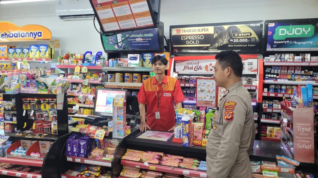 Patroli ke Minimarket, Unit Samapta Polsek Cisaat Berikan Himbuan Kamtibmas