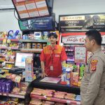 Patroli ke Minimarket, Unit Samapta Polsek Cisaat Berikan Himbuan Kamtibmas