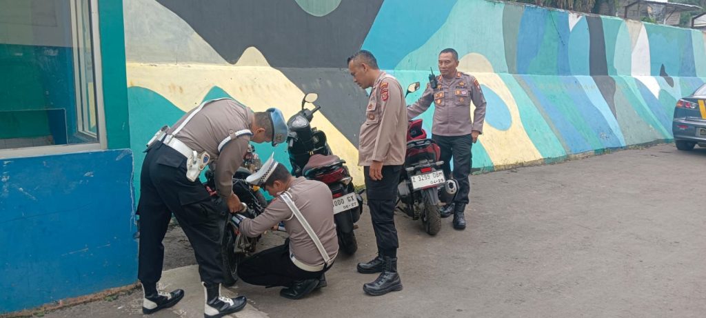 Respons Keluhan Masyarakat Polsek Banyuresmi Lakukan Penertiban Knalpot Kendaraan R2 Tak Sesuai Spesifikasi