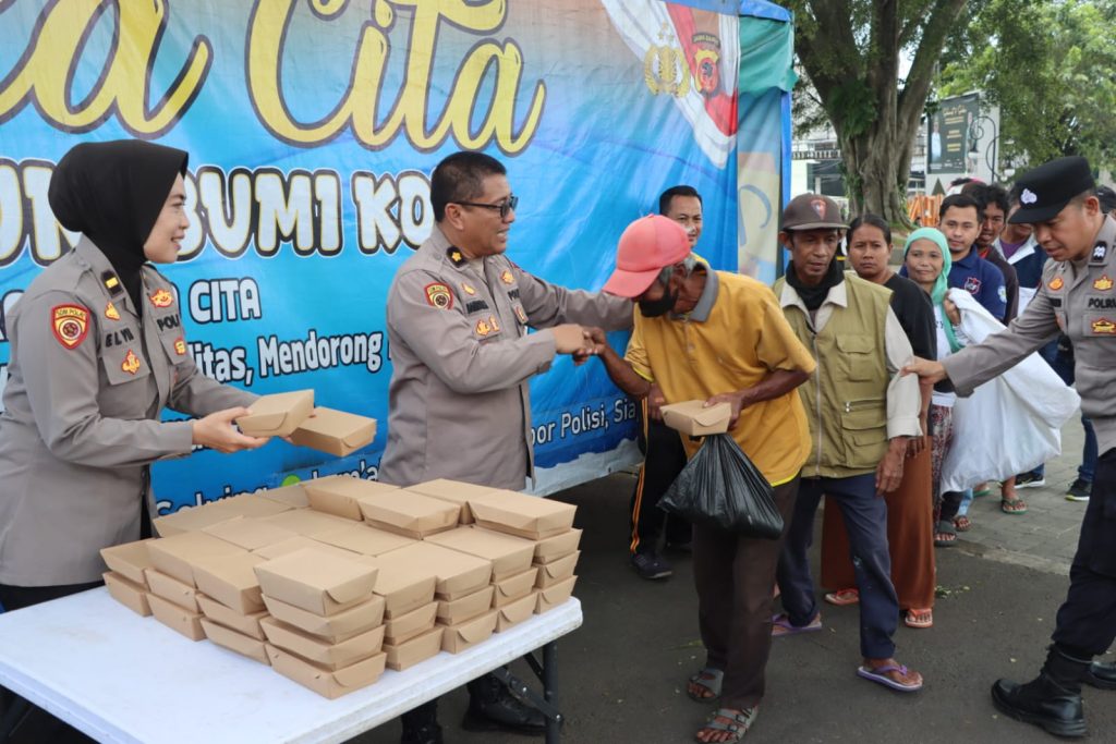 Peduli Sesama, Polres Sukabumi Kota Bagi-bagi Nasi Kotak