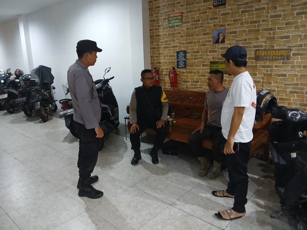 Patroli Rutin Malam Hari, Polsek Gunungpuyuh Sambangi Satpam Hotel / Penginapan sampaikan Himbauan kamtibmas