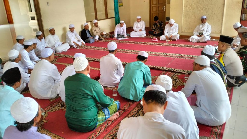 Bhabinkamtibmas Polsek Cireunghas Bersama Babinsa dan Kepala Desa Koordinasi Persiapan Acara Peringatan Isra Mi’raj Nabi Muhammad Saw dan Haul Al ‘Alim Al ‘Allamah Alhabib Syech Bin Salim AlAthas ke-47