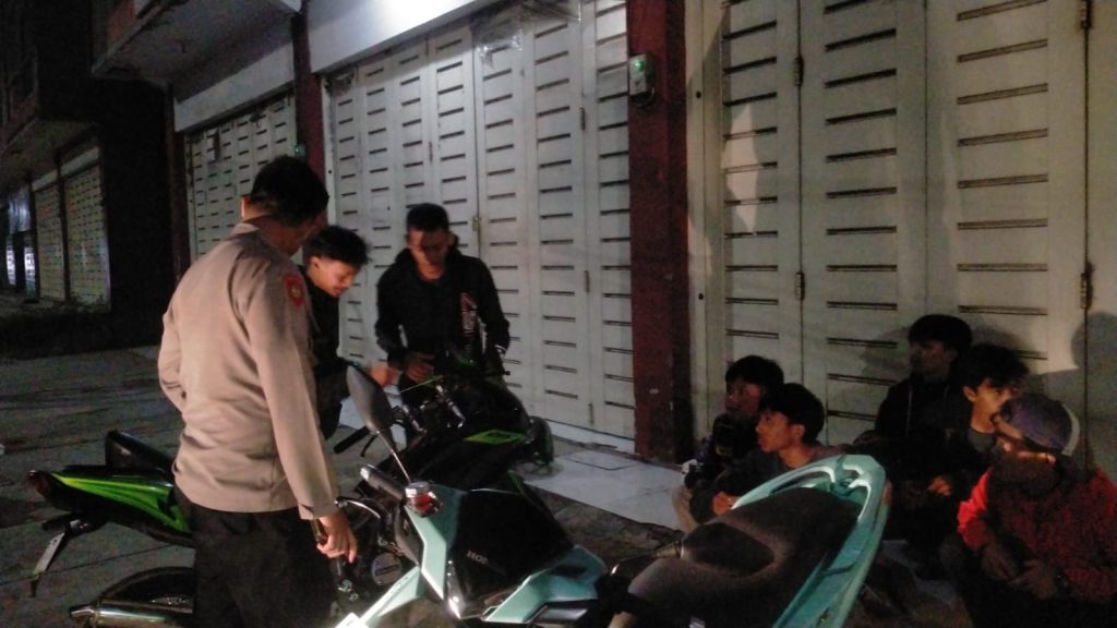 Antisipasi Gukamtibmas, anggota patroli  Polsek Warudoyong Polres Sukabumi Kota Gencar Laksanakan Patroli Malam Hari.