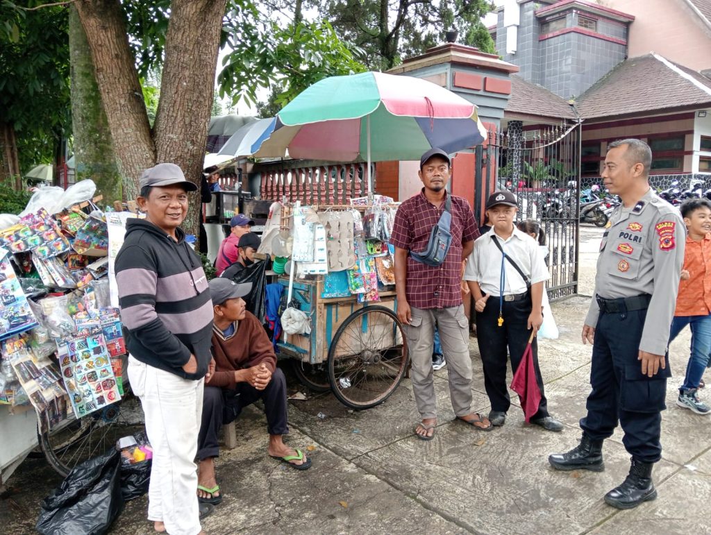 Ciptakan Rasa Aman, Anggota Samapta Polsek Warudoyong Laksanakan Patroli Dialogis