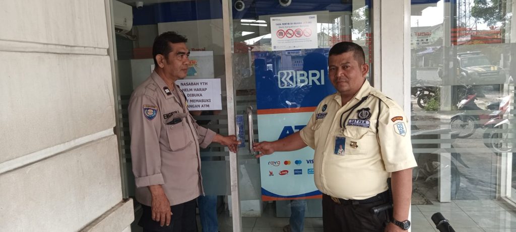 Cegah Kejahatan Perbankan Saat Patroli, Polsek Lembursitu kontrol ATM