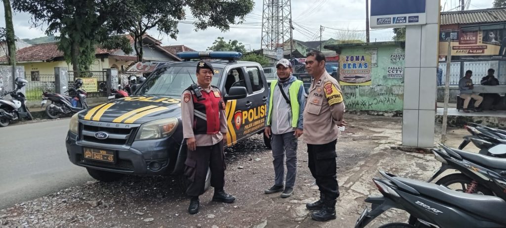 Anggota Patroli Himbau Tukang Parkir Agar Tertib Pada Peraturan