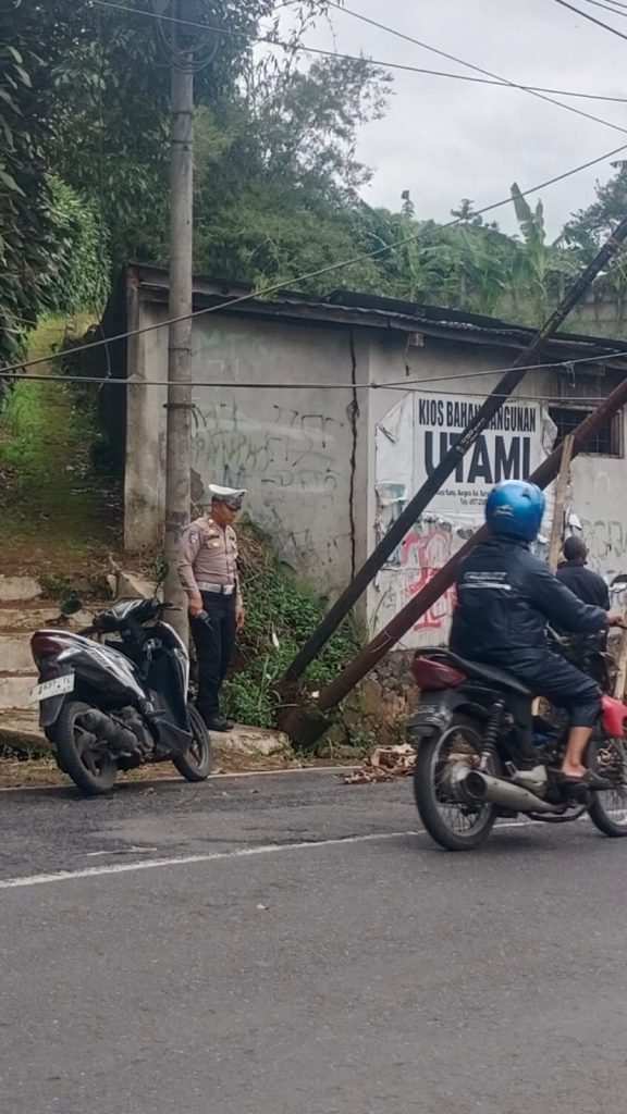 Antisipasi Lakalantas, Polsek Baros Evakuasi Tiang Kabel Internet Melintang Hambat Arus Lalin