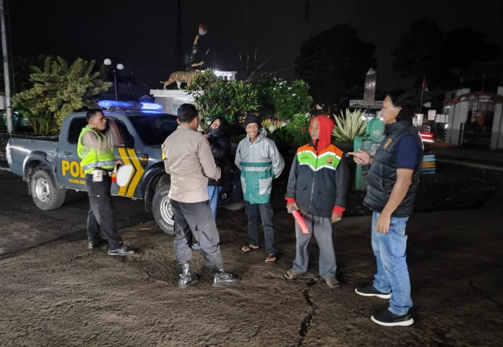 Patroli Strong Point Malam Dialogis Dengan Masyarakat Wujudkan Situasi Kamtibmas Yang Aman