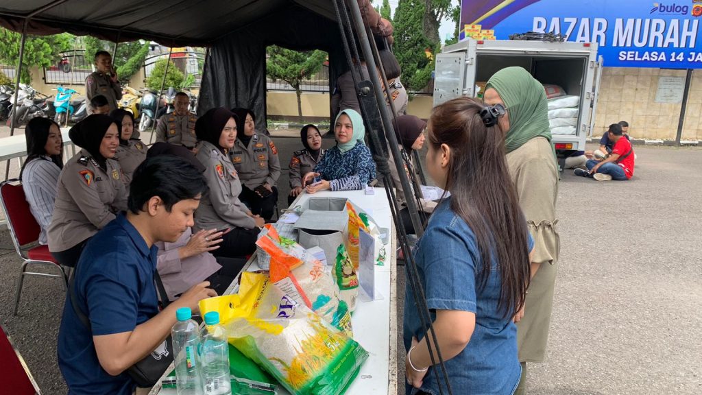 Wujud Kepedulian untuk Meringankan Beban Ekonomi Masyarakat Polres Garut Adakan Bazar Murah