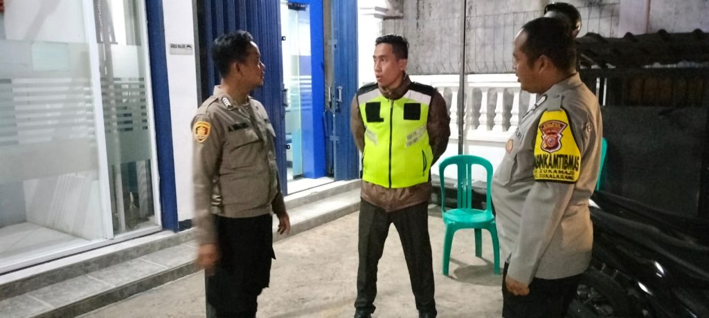 Patroli Malam Sambangi Obyek Vital, Strategi Bhabinkamtibmas Ciptakan Kondusifitas Kamtibmas