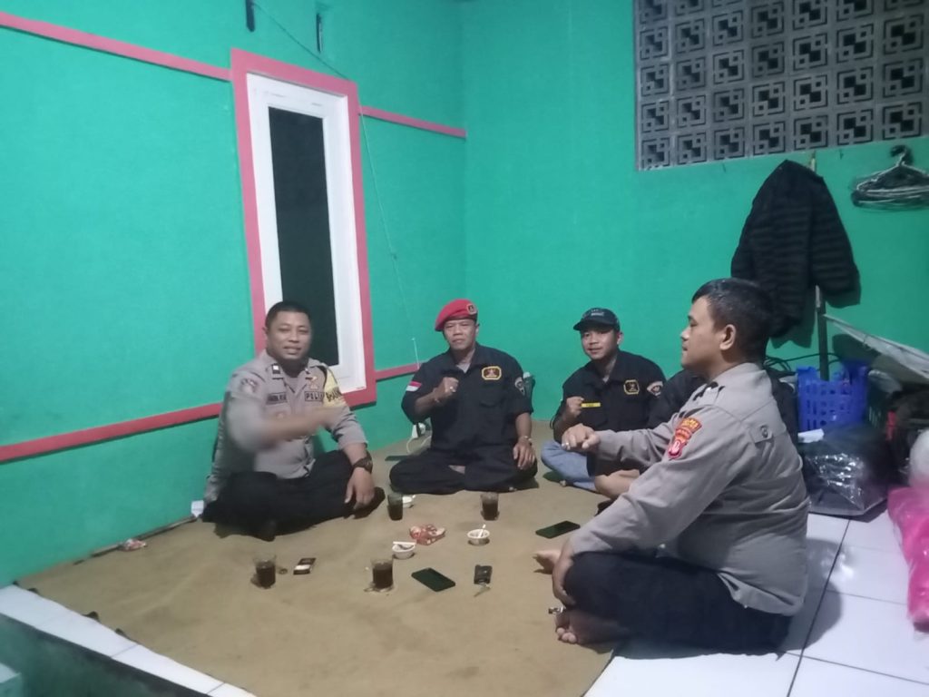 Bhabinkamtibmas dan anggota unit Samapta Polsek Sukaraja Laksanakan sambang kepada tokoh masyarakat