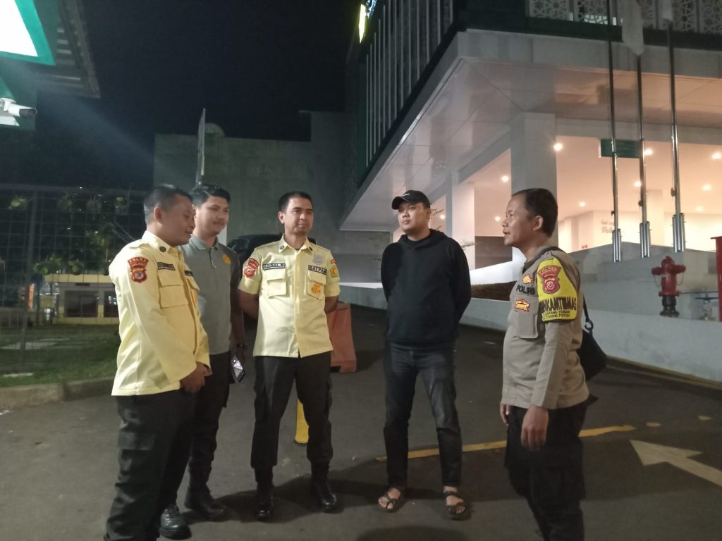 Polsek Gunungpuyuh Patroli Sambang Satpam Rumah Sakit, Sampaikan Pesan Kamtibmas