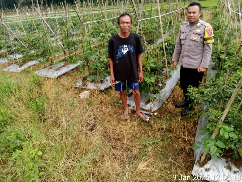 Sambangi Warga, Bhabinkamtibmas Polsek Cireunghas Beri Motivasi Warga Dukung Program Ketahanan Pangan