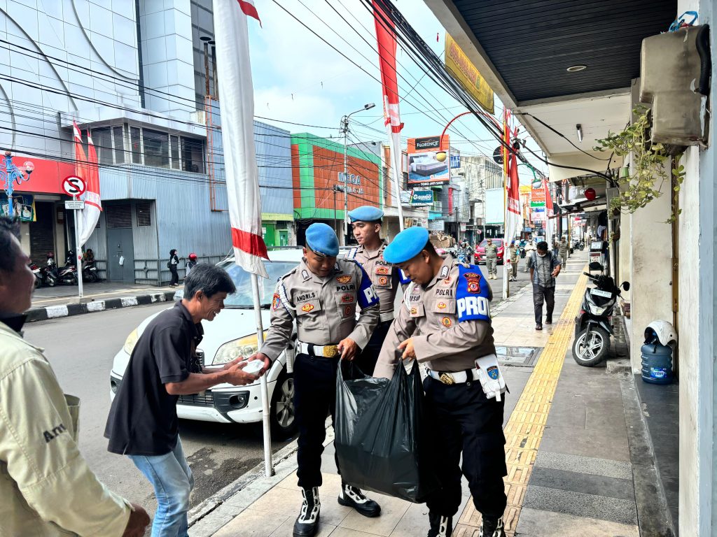 Jumat Berkah Sipropam Polres Garut Lakukan Baksos