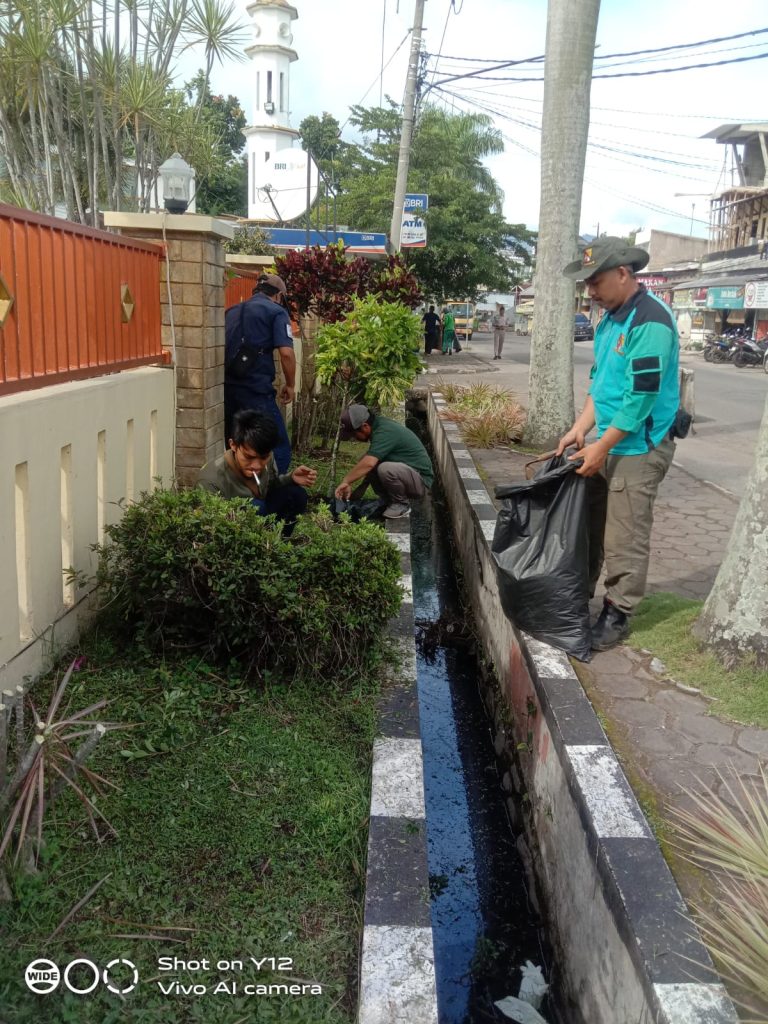 Ciptakan Lingkungan Bersih, Polresta Bandung Bersama Disperkimtan Kab.Bandung Laksanakan Korve