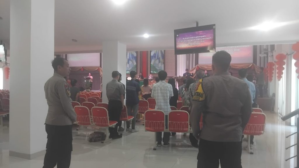 Personil Polsek Sukalarang Laksanakan PAM Ibadah Kebaktian di Gereja, Kristen Indonesia (GKI) Penginjil Kota Sukabumi