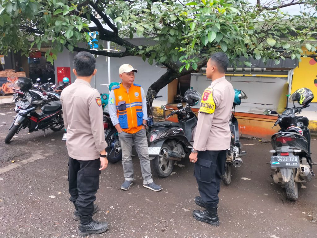 Guna menciptakan keamanan dan kondusif, Kapolsek Citamiang Patroli Dialogis dan Sambangi Warga.