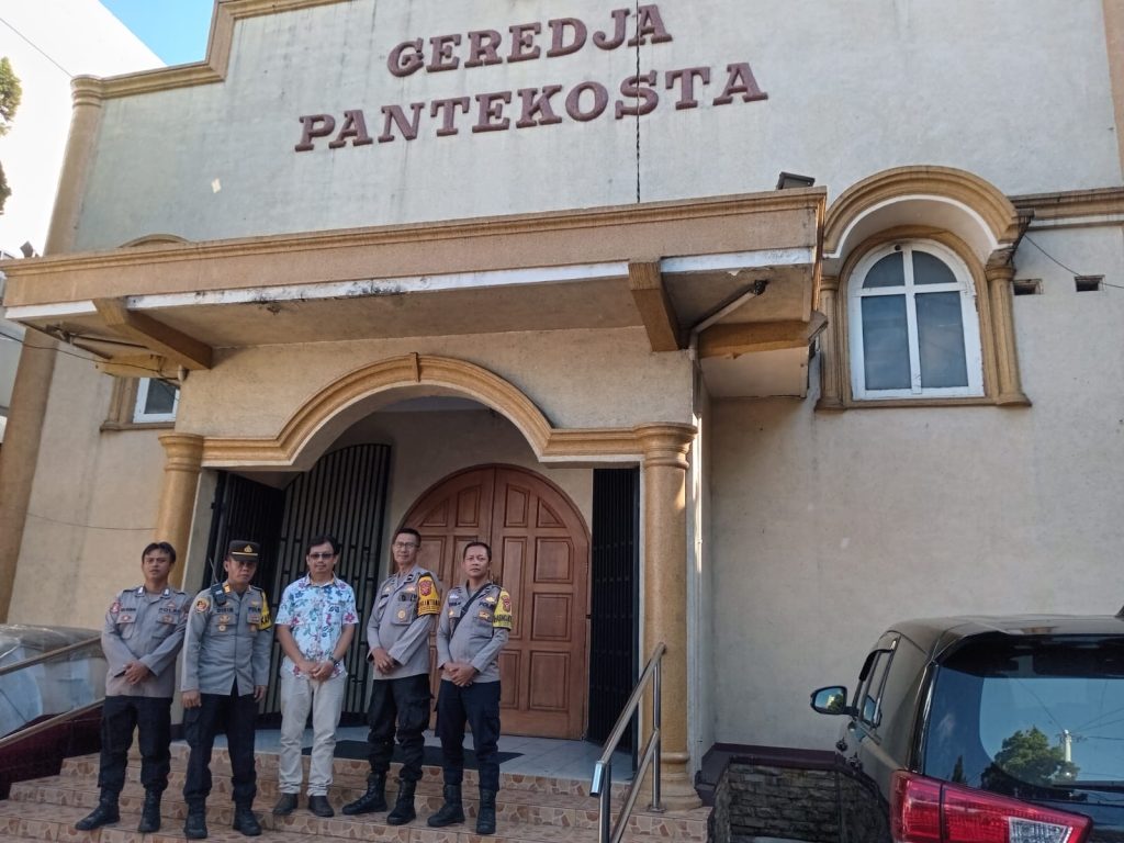 Berikan Rasa Aman, Polisi Lakukan Pengamanan Ibadah Rutin di Gereja  Pantekosta Sukabumi