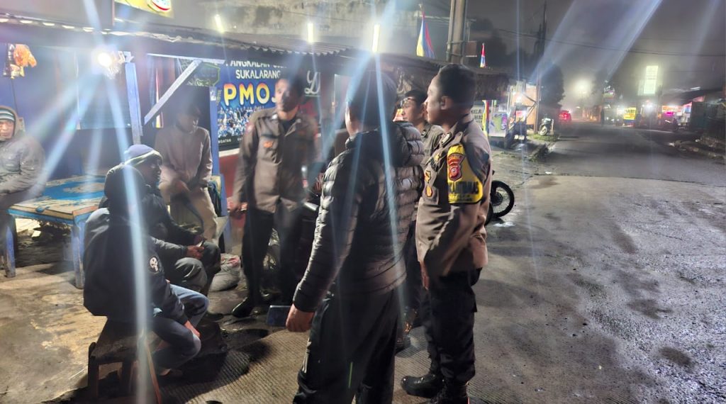 Kanit Binmas dan Bhabinkamtibmas Patroli Strong Point Malam Sambang Ajak Masyarakat Peduli Kamtibmas Yang Aman