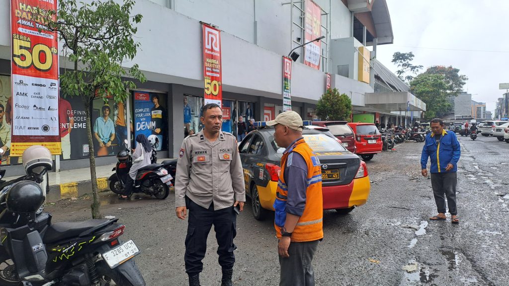 Guna menciptakan keamanan dan kondusif, Kapolsek Citamiang Patroli Dialogis dan Sambangi Warga.