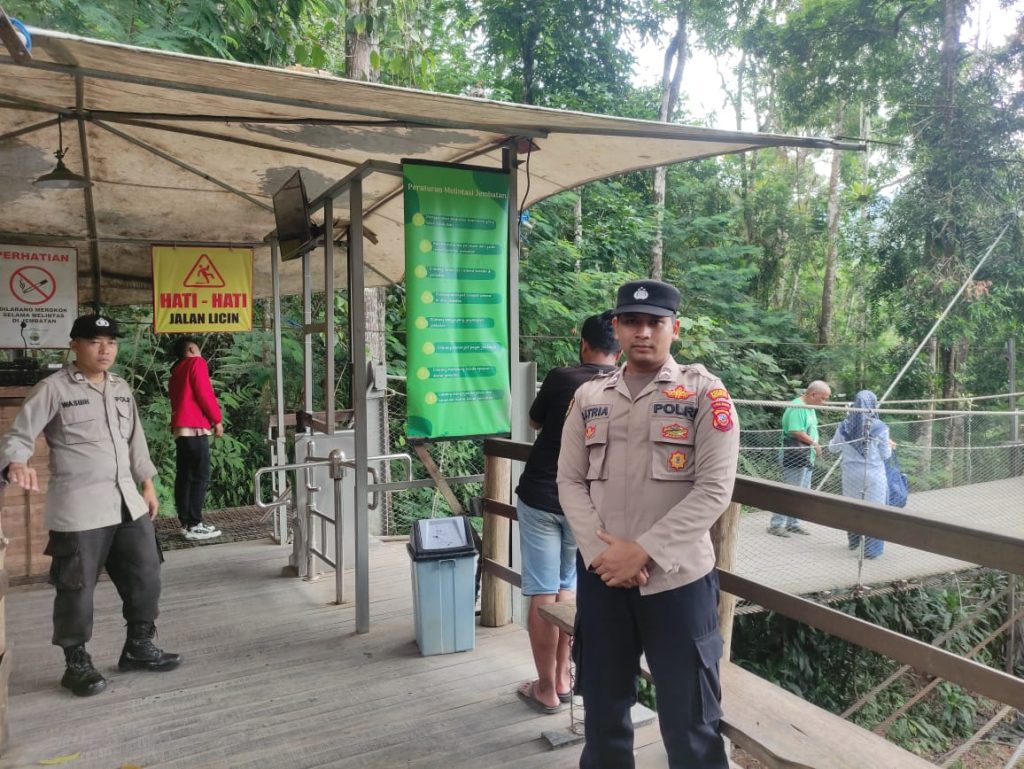 Personil Polsek kadudampit Melaksanakan giat Patroli tempat wisata situgunung.