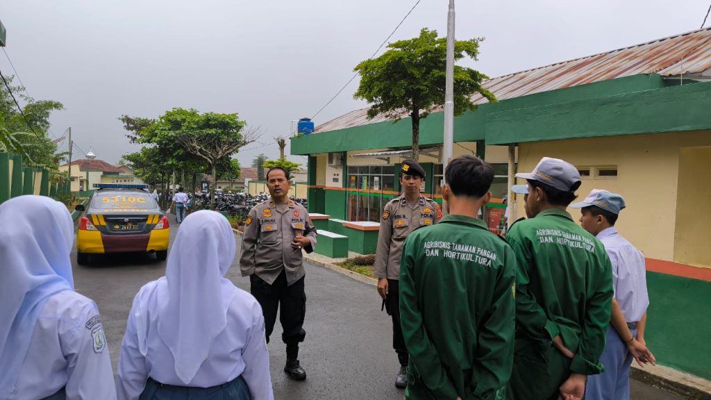 patroli pemantauan di sekolah-sekolah di wilayah Polsek Sukaraja Kecamatan Sukaraja