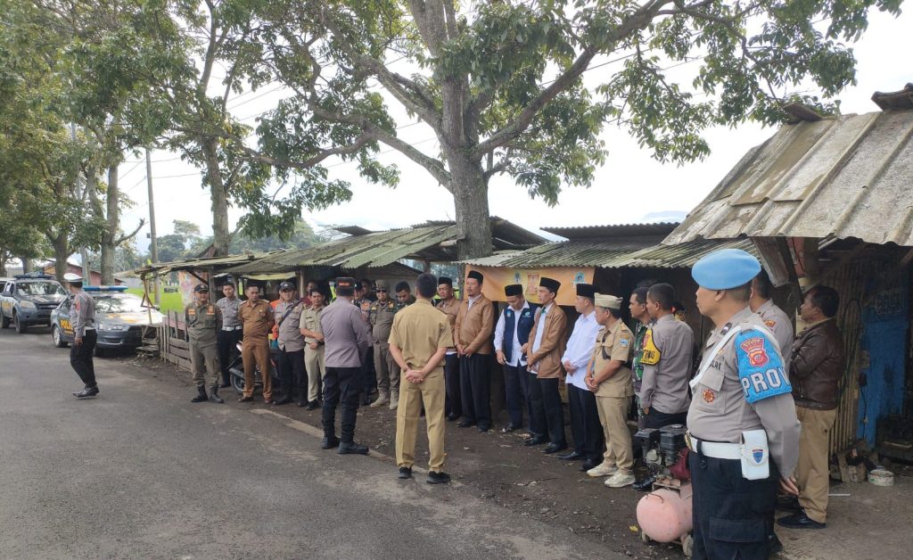 Polsek Banyuresmi beserta Unsur Forkopimcam Bongkar Kios Yang Digunakan Menjual Obat Terlarang