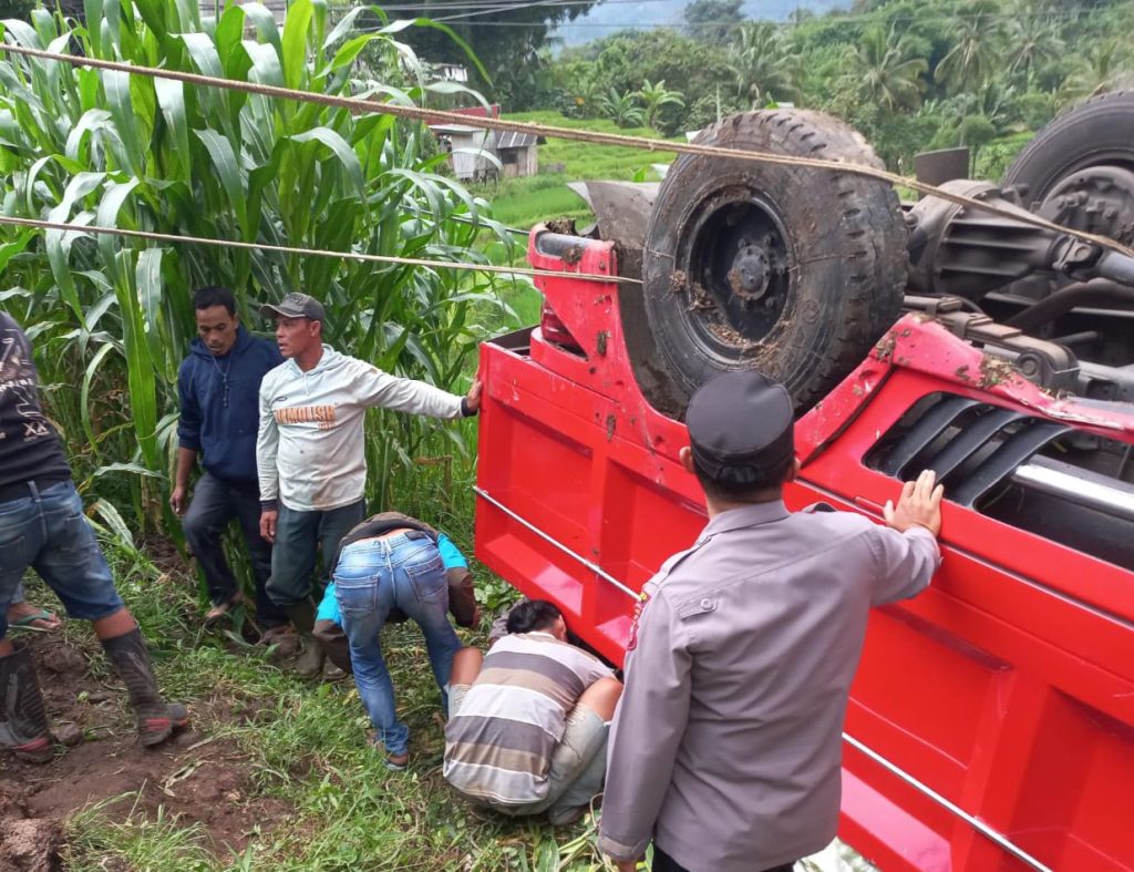 Polisi Evakuasi Kecelakaan Lalu Lintas Truk Engkel Terguling