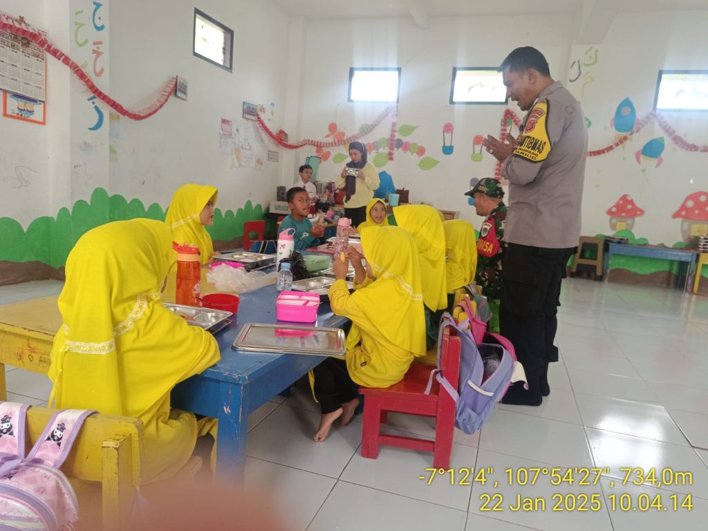 Polsek Tarogong Kidul Monitoring Program Makan Bergizi Gratis untuk Anak-Anak di Desa Haurpanggung