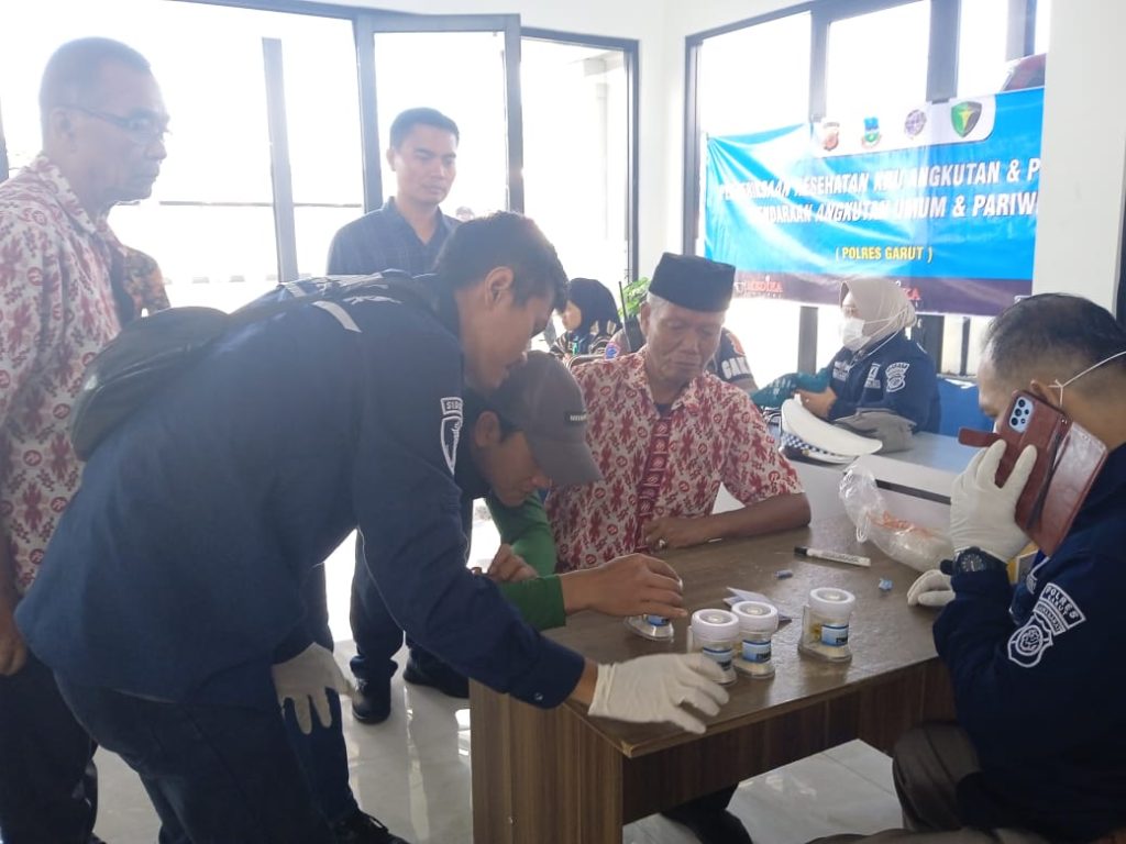 Sat Resnarkoba Polres Garut Gelar Tes Urine untuk Pengemudi Angkutan Umum Menjelang Libur Panjang