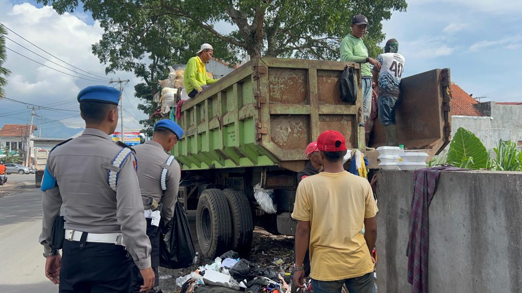 Jumat Berkah Sipropam Polres Garut Lakukan Baksos