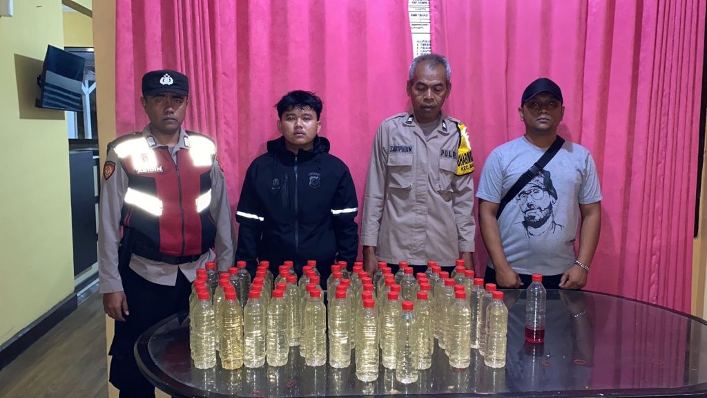 Polsek Malangbong Amankan Puluhan Botol Miras Jenis Ciu